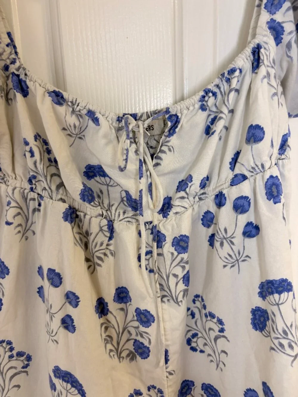 Urban Outfitters Ginnie Blue White Floral Puff Sleeve Romper Size Small